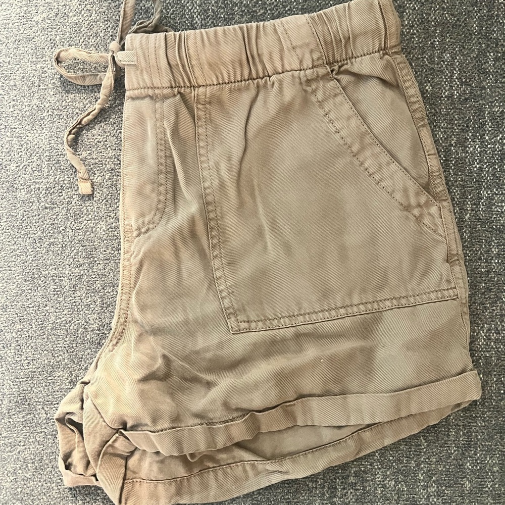 GAP Women's Cargo Shorts in Tan